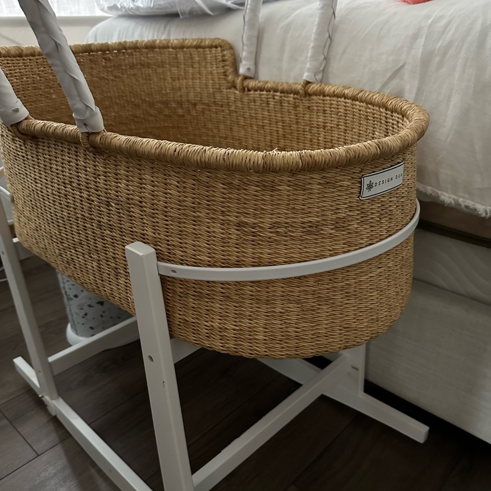 Brand new never used design dua bassinet